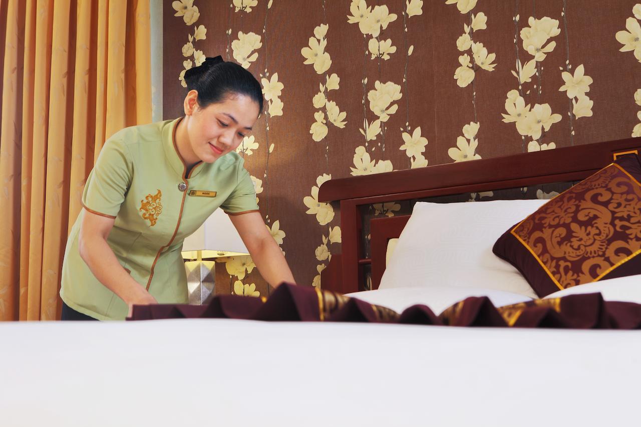 Rex Hotel Cidade de Ho Chi Minh Exterior foto A chambermaid making a bed