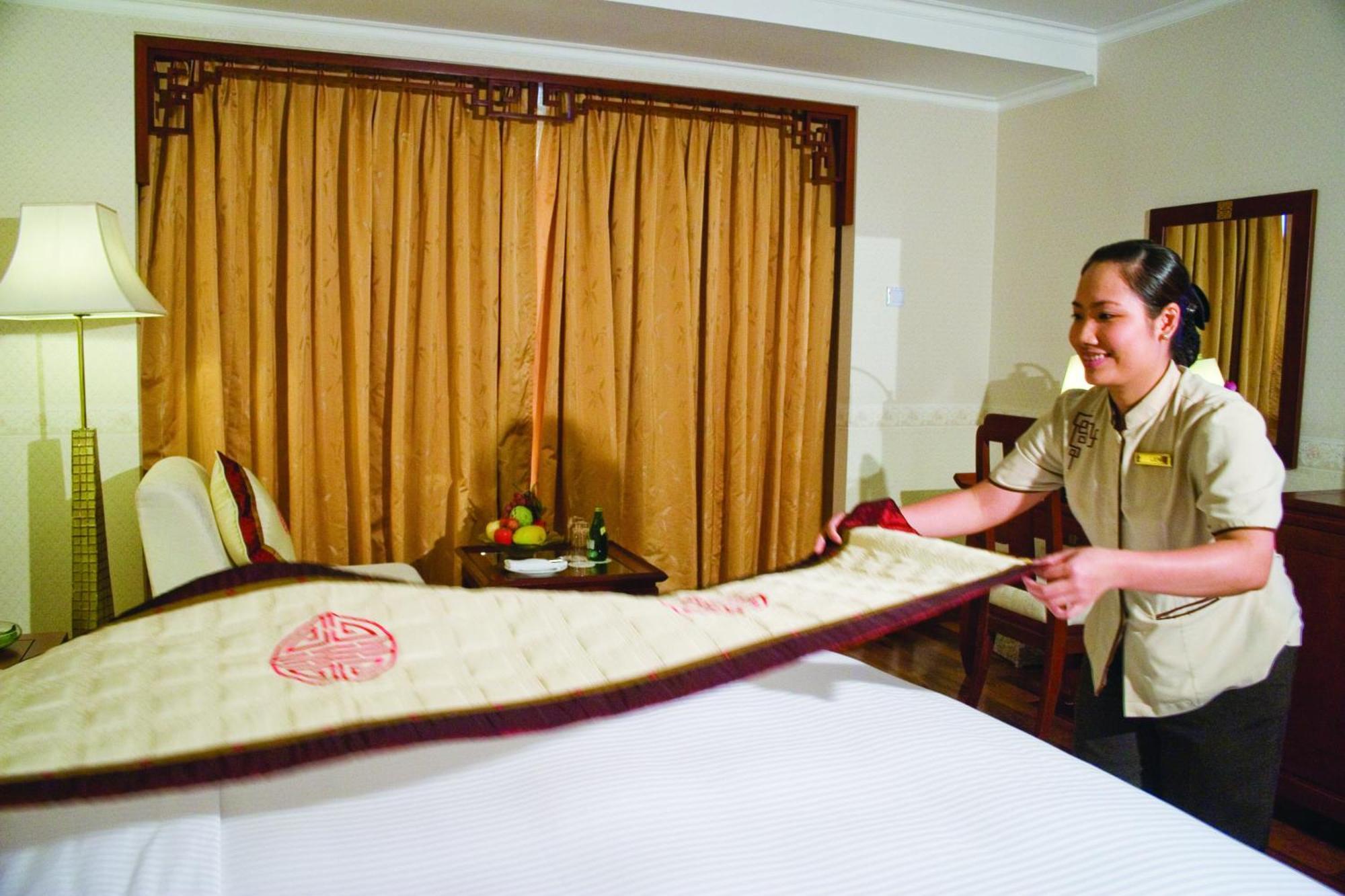 Rex Hotel Cidade de Ho Chi Minh Exterior foto A hotel housekeeper making a bed